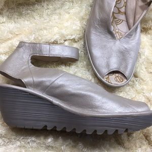 Light colored leather sz 10 or 41 wedge sandal